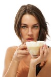 Junge Frau trinkt Kaffee